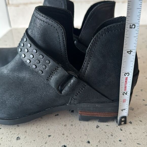 Sorel Lolla ll Women’s Black Leather Ankle Booties Cut Outs Studs Casual Size 6 - Picture 7 of 14